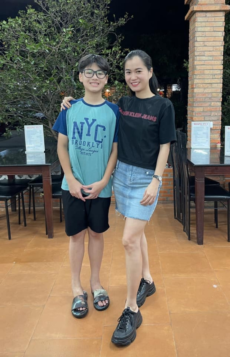 Lâm Vỹ Dạ vui vẻ vì con trai đã ra dáng cậu thanh niên chững chạc.