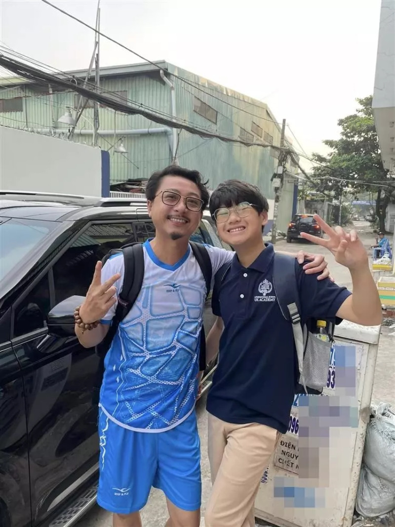 Bánh Mì còn sở hữu chiều cao ấn tượng. "Bảy Gà" từng rất hài hước khi nói về vóc dáng "bự chà bá" của cậu cả nhà mình.