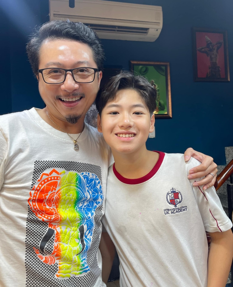 Hứa Minh Đạt vui vẻ ảnh con trai với dòng trạng thái: "Bánh Mì... của ba và mẹ".