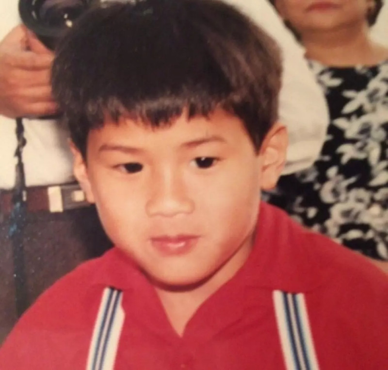 Sinh ra trong gia đình có điều kiện nên gu thời trang của nam doanh nhân cũng rất chất.