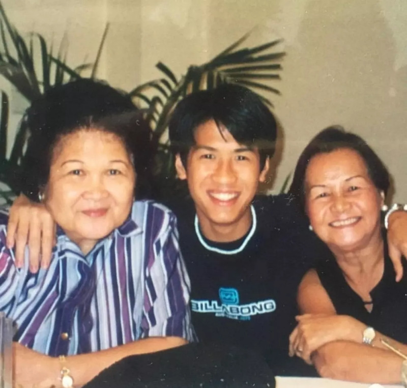 Đến khi trưởng thành, ngoại hình của anh cũng không thay đổi nhiều.