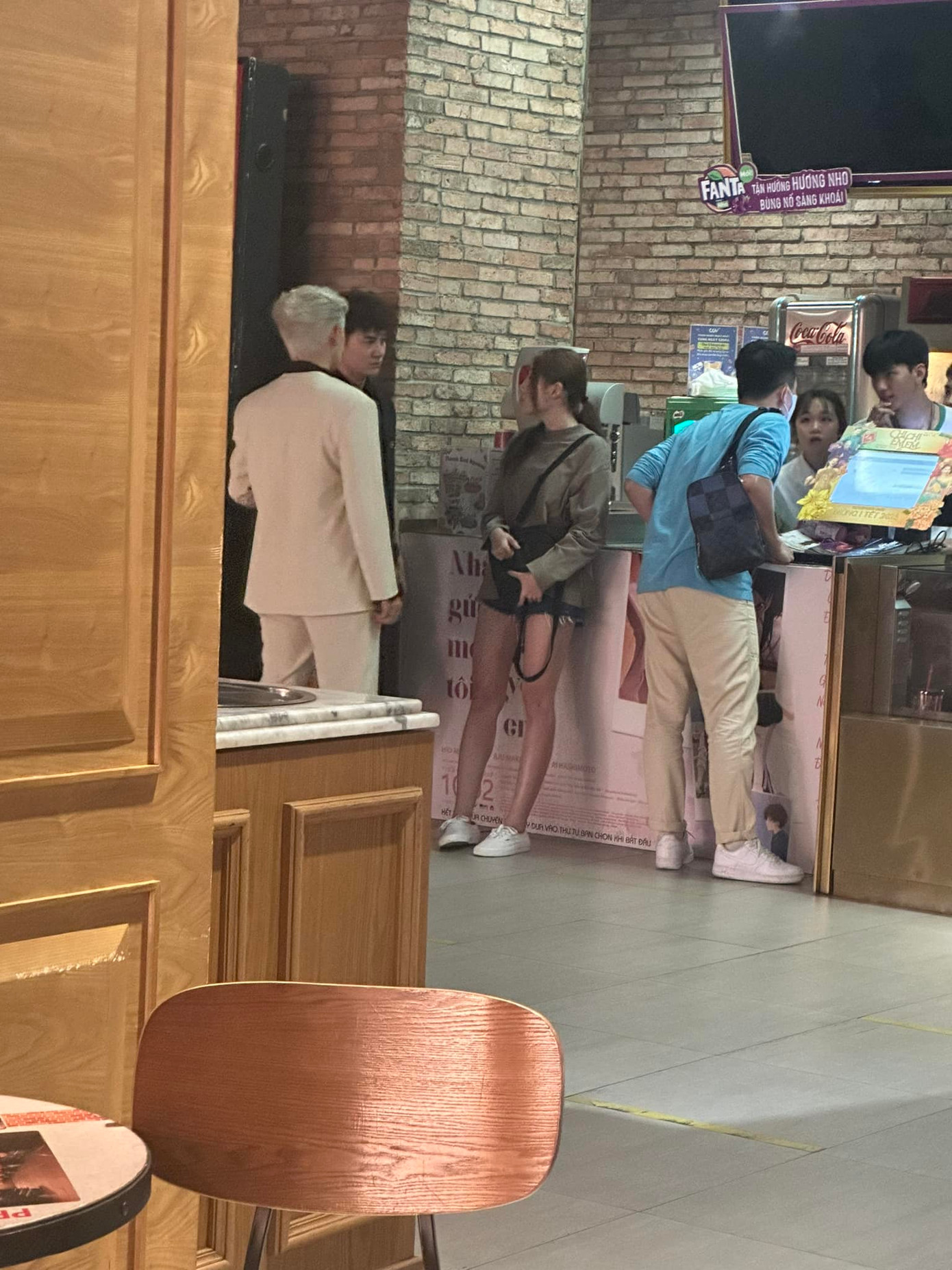 Trấn Thành dẫn em gái và bạn bè đi xem phim vào ngày 1/3. Trấn Thành dẫn em gái và bạn bè đi xem phim vào ngày 1/3.