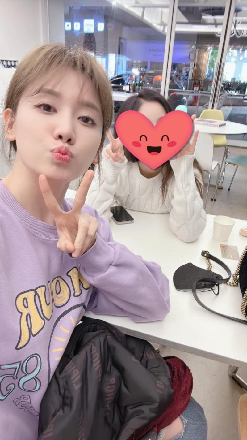 Hari Won đi chơi cùng bạn nữ có nhan sắc khá nổi bật. Hari Won đi chơi cùng bạn nữ có nhan sắc khá nổi bật.