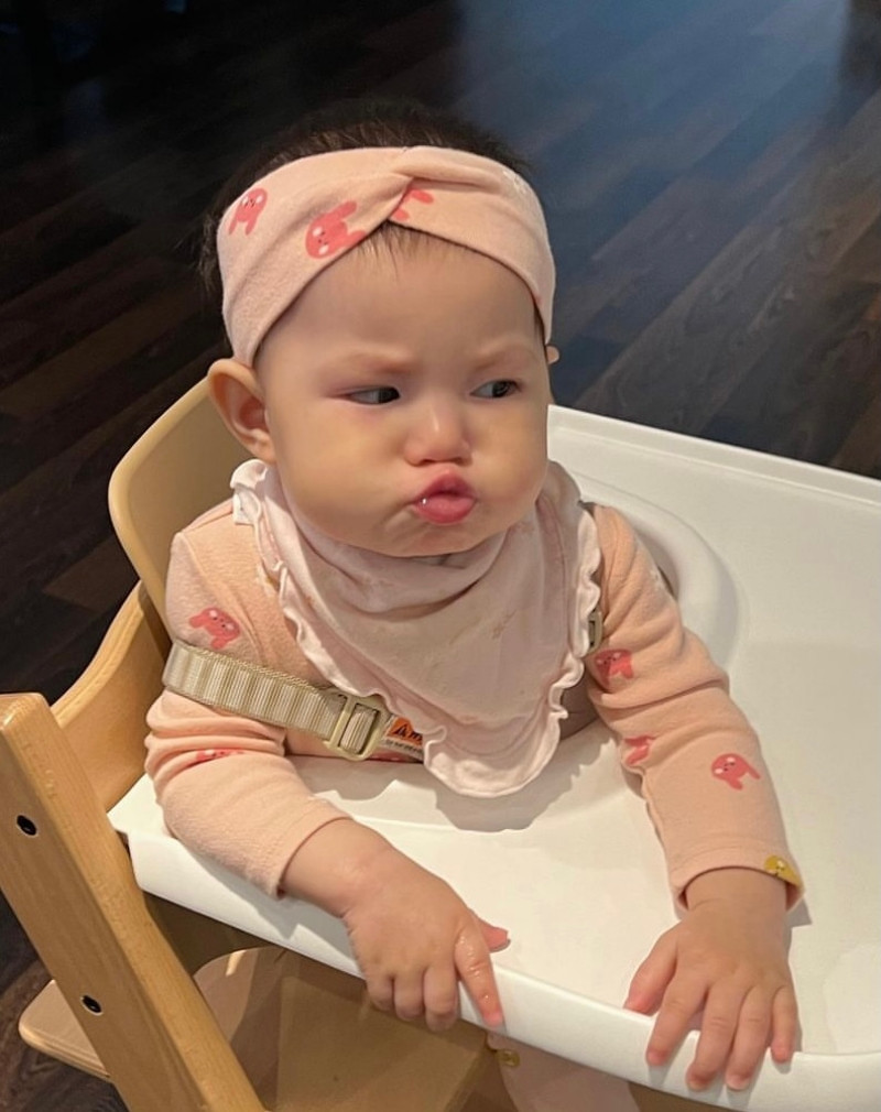 Cô bé rất thích chu môi...