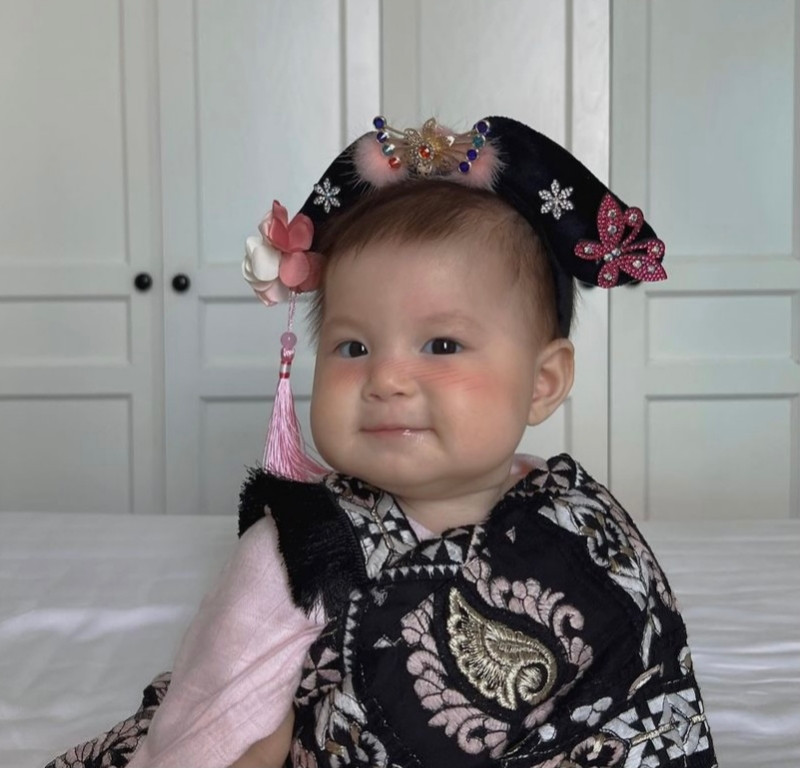 hay cười chúm chím mỗi khi chụp ảnh.