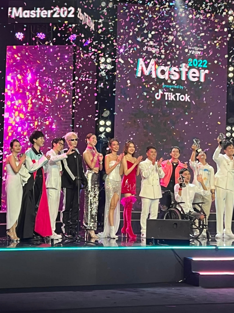 Thùy Tiên từ chối đứng vị trí trung tâm dù được mọi người nhường chỗ.