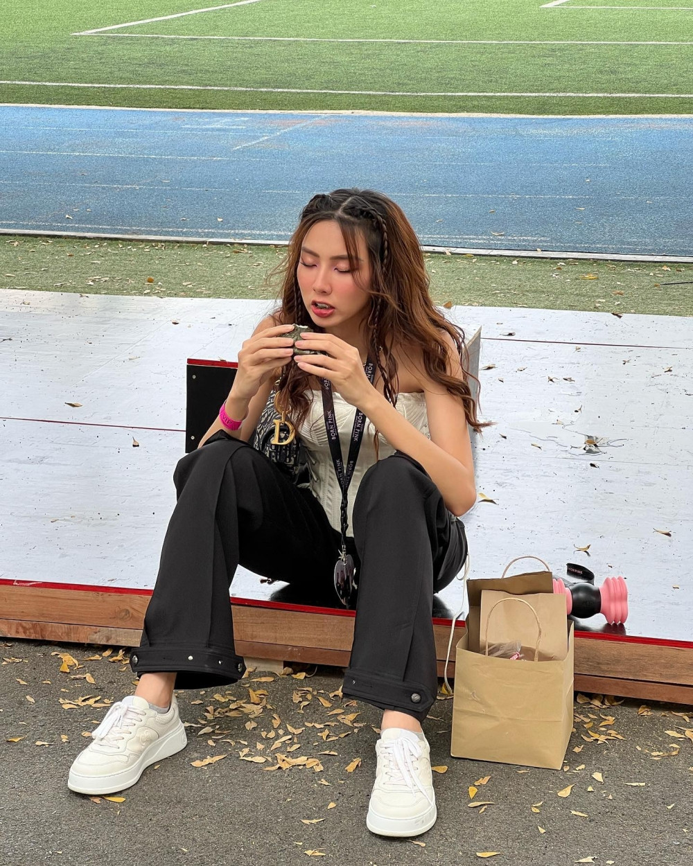 Khoảnh khắc ngồi dưới đất để ăn của Hoa hậu Thùy Tiên đã chiếm trọn spotlight. Khoảnh khắc ngồi dưới đất để ăn của Hoa hậu Thùy Tiên đã chiếm trọn spotlight.