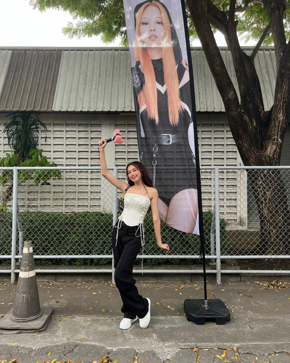 Cô nàng chụp ảnh cùng thần tượng đúng chất một fangirl chính hiệu. Cô nàng chụp ảnh cùng thần tượng đúng chất một fangirl chính hiệu.