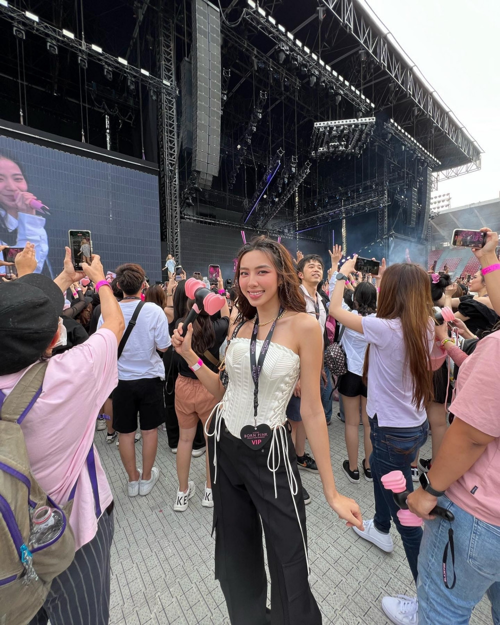 Hoa hậu Thùy Tiên vui vẻ hoà mình vào bầu không khí nhộn nhịp ở concert. Hoa hậu Thùy Tiên vui vẻ hoà mình vào bầu không khí nhộn nhịp ở concert.