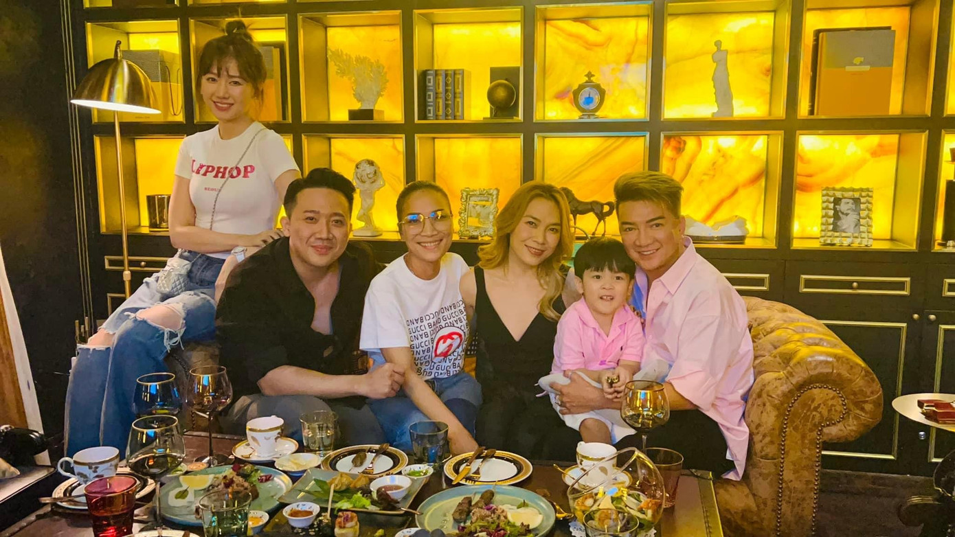 Những bức ảnh "quyền lực" nhận về gần 11 ngàn lượt thích chỉ sau khoảng 30 phút.