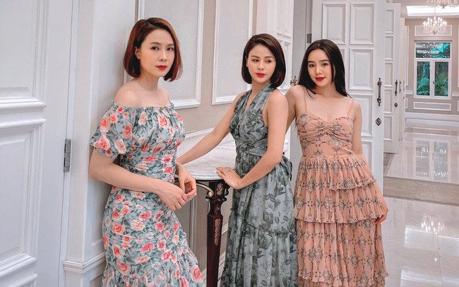 Hồng Diễm, Lương Thu Trang và Quỳnh Kool là 3 nàng tiểu thư xinh đẹp của Tập đoàn Cao Dược trong phim "Hướng Dương Ngược Nắng". Hồng Diễm, Lương Thu Trang và Quỳnh Kool là 3 nàng tiểu thư xinh đẹp của Tập đoàn Cao Dược trong phim "Hướng Dương Ngược Nắng".