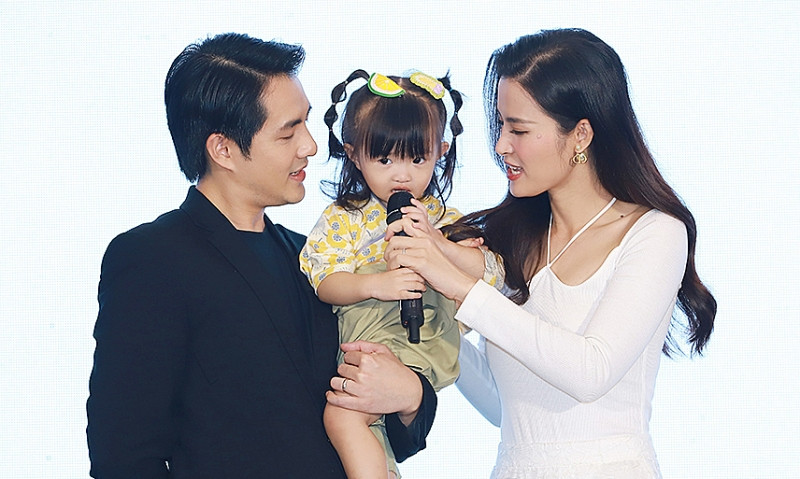 ... micro khiến nhiều người đoán cô bé có thể sẽ trở thành ca sĩ.