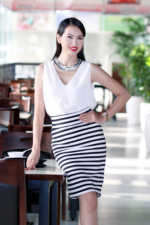 Anh Thư gợi cảm với tông màu trắng đen khi đên tham gia buổi trò chuyện