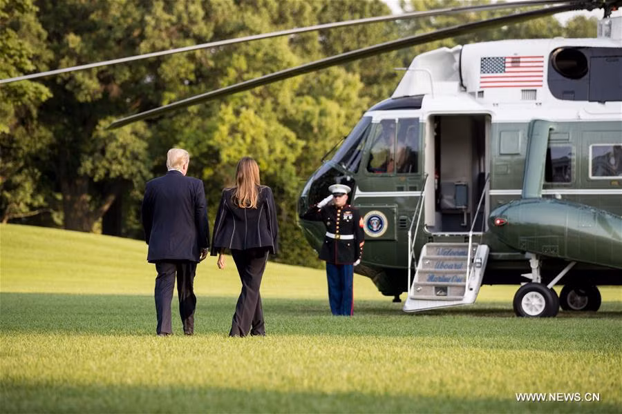 Trump cùng phu nhân sang Pháp – lối thoát tạm thời giữa ‘tâm’ scandal ảnh 1