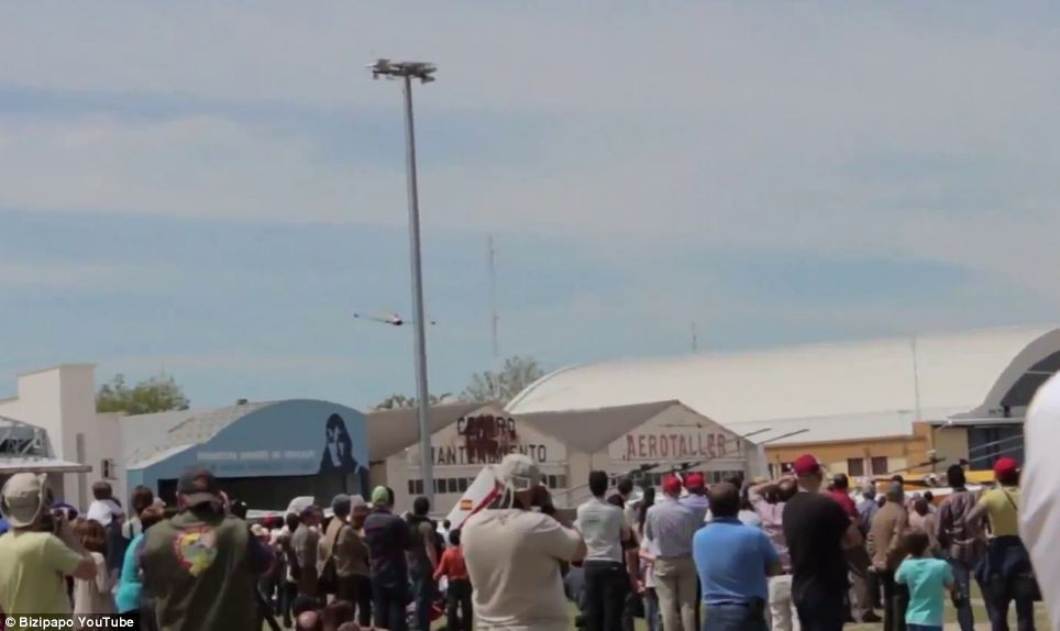 Chiếc máy bay lao xuống với tốc độ cao trước khi phát nổ