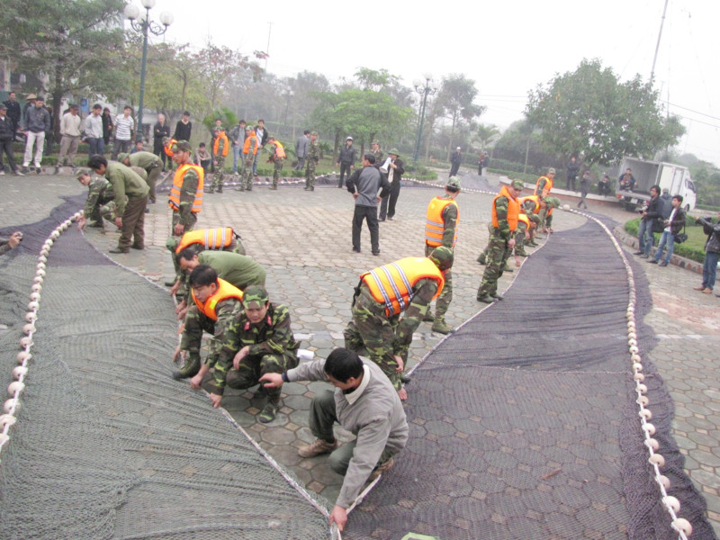 Tập vây bắt lưới khi đã xác định được cụ rùa ở trong lưới. Tập vây bắt lưới khi đã xác định được cụ rùa ở trong lưới