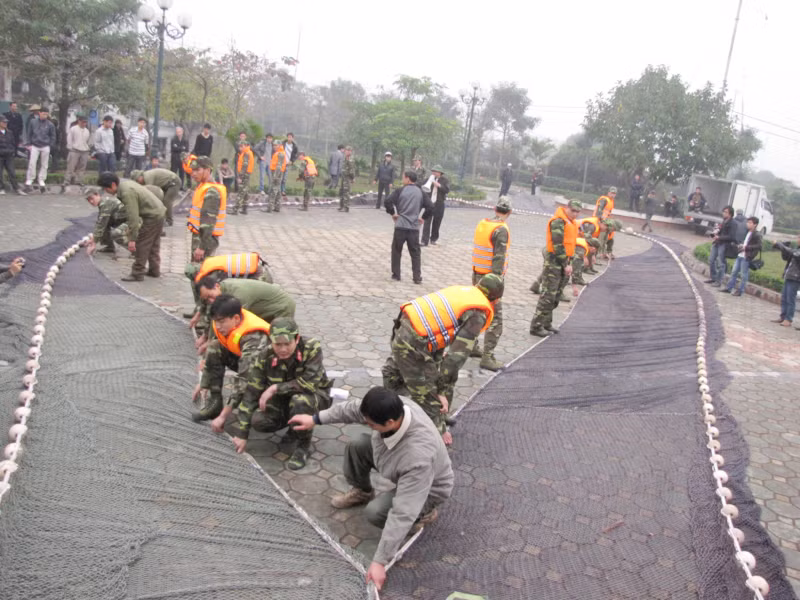 Tập vây bắt lưới khi đã xác định được cụ rùa ở trong lưới. Tập vây bắt lưới khi đã xác định được cụ rùa ở trong lưới