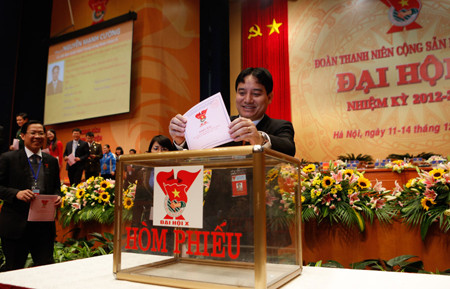 Anh Nguyễn Đắc Vinh bỏ phiếu bầu BCH khóa mới. Ảnh Hồng Vĩnh Anh Nguyễn Đắc Vinh bỏ phiếu bầu BCH khóa mới