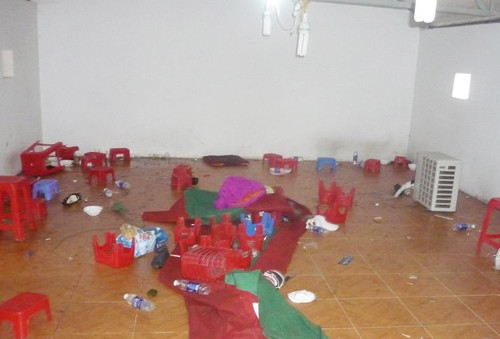 Những cô gái có mặt trong xới bạc. Các con bạc bị bắt. Cảnh sát kiểm tra số tiền.