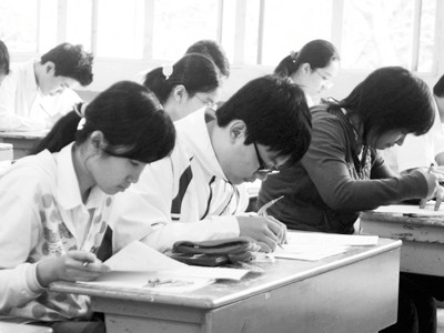 Học sinh trường THPT Nguyễn Trãi (Hà Nội) làm bài kiểm tra tại lớp. ẢNH: NHƯ Ý