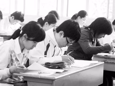 Học sinh trường THPT Nguyễn Trãi (Hà Nội) làm bài kiểm tra tại lớp. ẢNH: NHƯ Ý