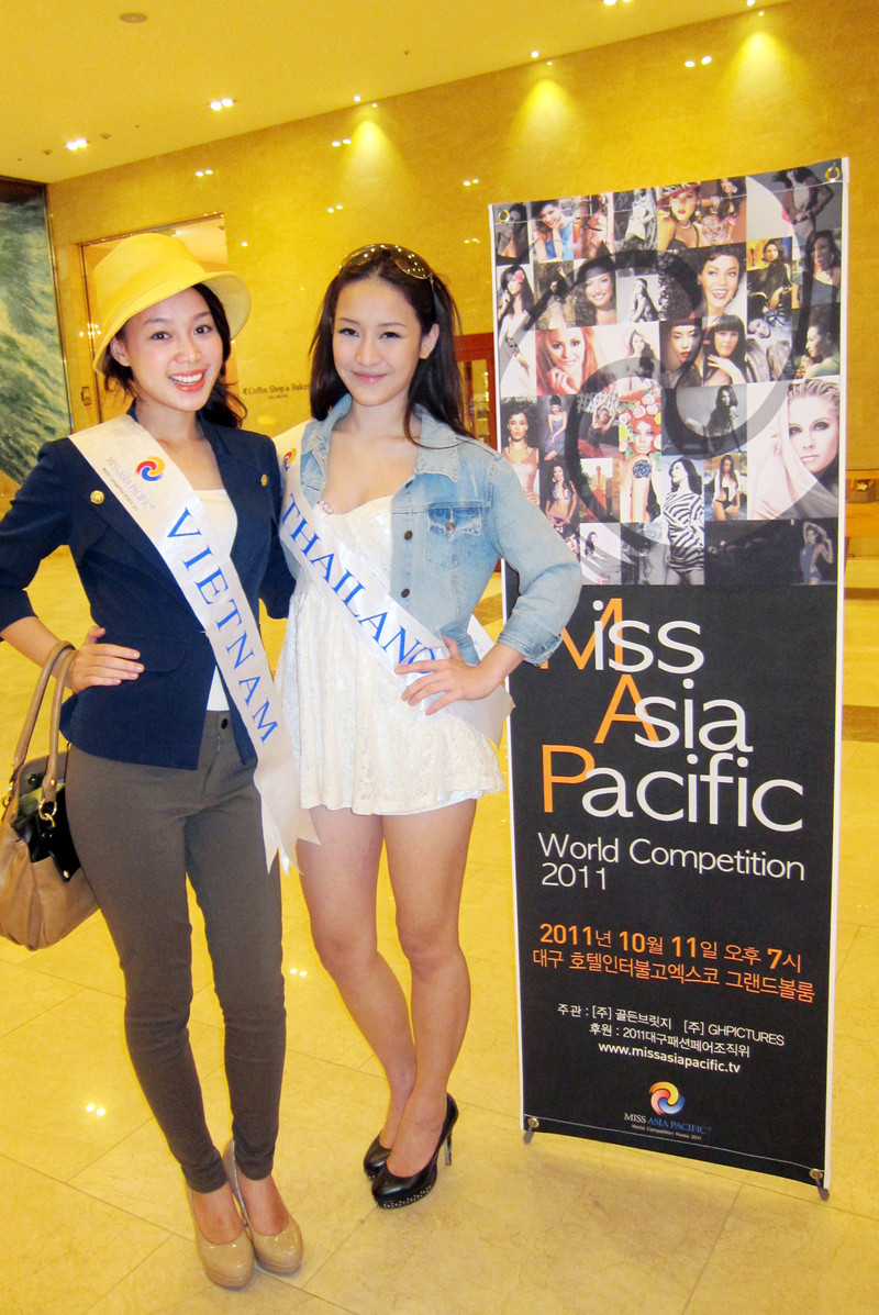 Chân của Trương Tùng Lan phải dán eugo cho đỡ đau tấy