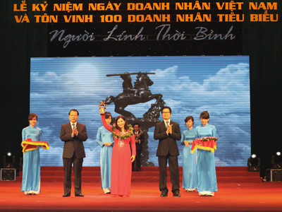 Tổng Giám Đốc công ty dược phẩm Tâm Bình vinh dự nhận cúp Thánh Gióng. Tổng Giám Đốc công ty dược phẩm Tâm Bình vinh dự nhận cúp Thánh Gióng