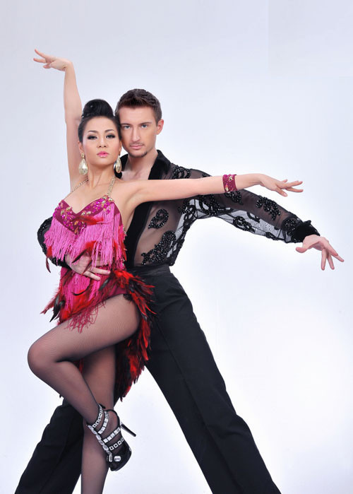 Người đẹp Vũ Thu Phương hứa hẹn sẽ có những vũ điệu sôi động với bạn nhảy Tihomir Romanov Gavrilov Cặp bạn nhảy Huy Khánh - Tsveta Krasimirova Tsocheva Nữ ca sỹ Thủy Tiên và bạn nhảy Petyo Dimitrov Toyanov Người đẹp Kim Hiền và bạn nhảy Daniel Nikolov Denev Nguyên Vũ liệu có nhận được nhiều đề cử của các khán giả trẻ trên sàn khiêu vũ? Anh Khoa và bạn nhảy Iva Ludmilova Grigorova Hứa Vĩ Văn sẽ thử tài khiêu vũ bên cạnh Anna Nikolaeva Sidova Đại Nghĩa và "đối tác" Valeriya Nikolaeva Bozukova sẽ vào cuộc ở "Bước nhảy hoàn vũ 2011" Nữ ca sỹ Thu Minh được đánh giá là một ứng cử viên nặng ký ở cuộc thi năm nay Diễn viên Thanh Thúy