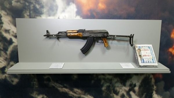 Khẩu AK-47 tại bảo tàng với lời chú thích: “AK-47 của Osama Bin Laden”. Ảnh: RIA Novosti Khẩu AK-47 tại bảo tàng với lời chú thích: “AK-47 của Osama Bin Laden”