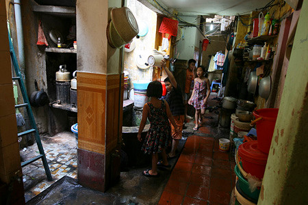 Hầu hết các hộ gia đình sống gần giếng đều thích thú với chiếc giếng vẫn còn được sử dụng, nhất là khi kể lại những ký ức về nét văn hóa làng xã một thời ở phố cổ Hà Nội