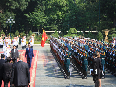 Cử hành nghi lễ đón Tổng thống Nga. Ảnh: TL
