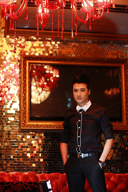 Tuấn Anh là chồng của người mẫu song sinh nổi tiếng Huyền Thư, từng tham gia Vietnam Idol mùa đầu tiên. Tuấn Anh là chồng của người mẫu song sinh nổi tiếng Huyền Thư, từng tham gia Vietnam Idol mùa đầu tiên