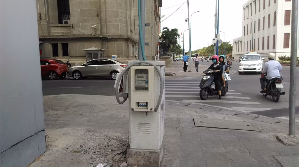 Hàng loạt bốt điện “chình ình” trên vỉa hè chiếm lối đi bộ ảnh 5