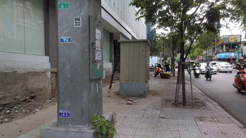 Hàng loạt bốt điện “chình ình” trên vỉa hè chiếm lối đi bộ ảnh 2