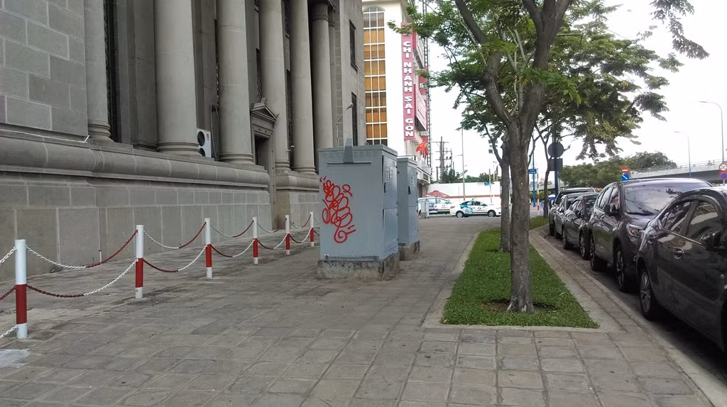 Hàng loạt bốt điện “chình ình” trên vỉa hè chiếm lối đi bộ ảnh 8