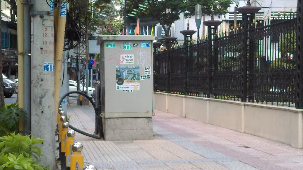 Hàng loạt bốt điện “chình ình” trên vỉa hè chiếm lối đi bộ ảnh 4