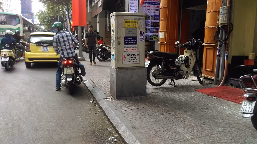 Hàng loạt bốt điện “chình ình” trên vỉa hè chiếm lối đi bộ ảnh 6