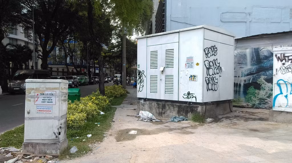 Hàng loạt bốt điện “chình ình” trên vỉa hè chiếm lối đi bộ ảnh 11