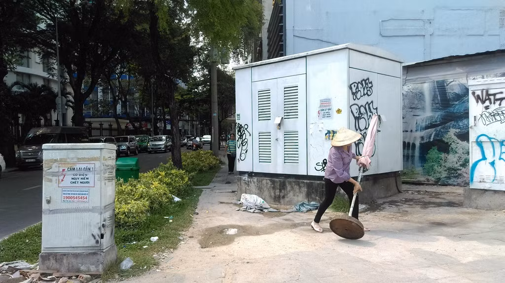 Hàng loạt bốt điện “chình ình” trên vỉa hè chiếm lối đi bộ ảnh 13