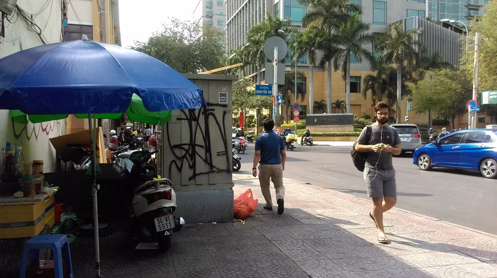 Hàng loạt bốt điện “chình ình” trên vỉa hè chiếm lối đi bộ ảnh 7