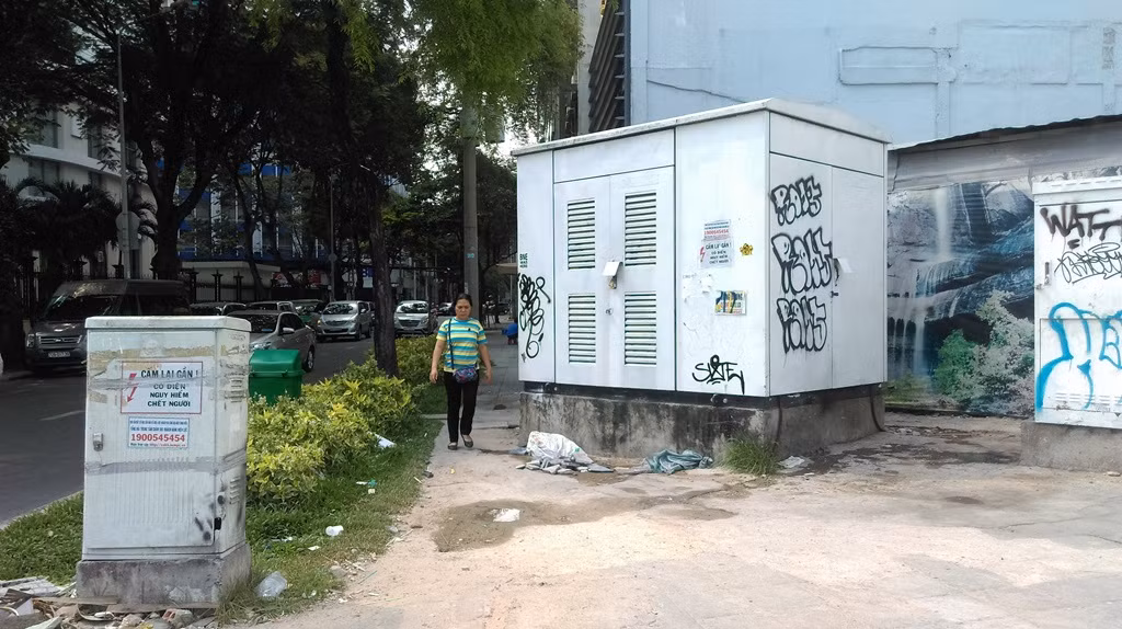 Hàng loạt bốt điện “chình ình” trên vỉa hè chiếm lối đi bộ ảnh 12