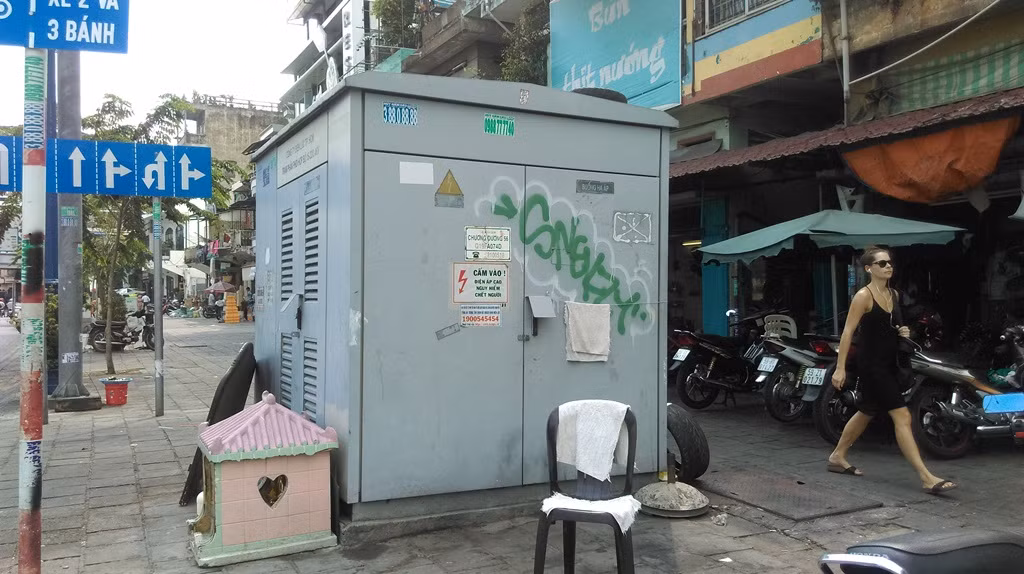 Hàng loạt bốt điện “chình ình” trên vỉa hè chiếm lối đi bộ ảnh 3