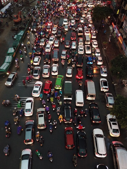 Hà Nội mênh mông nước, dòng xe chôn chân sau cơn mưa lớn ảnh 17