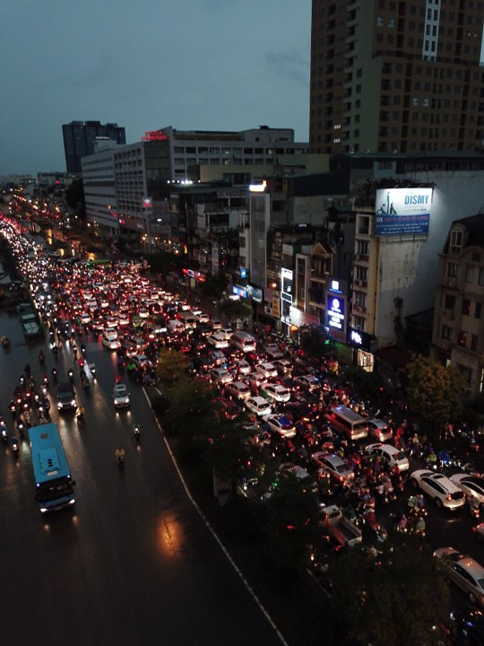 Hà Nội mênh mông nước, dòng xe chôn chân sau cơn mưa lớn ảnh 15