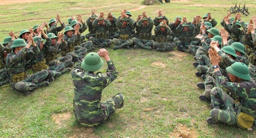 Phút giải lao, thư giãn ngoài thao trường của chiến sĩ mới sau những giờ huấn luyện căng thẳng và mệt mỏi