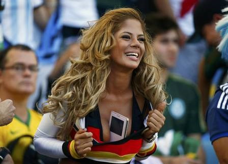 Người đẹp ngực khủng 'thưởng nóng' các cầu thủ Đức ảnh 1