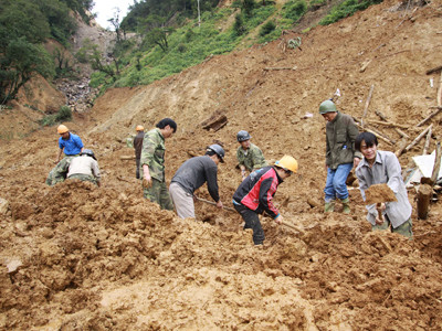 Việc tìm kiếm thi thể nạn nhân vẫn đang tiếp tục. Ảnh: Tuấn Nguyễn