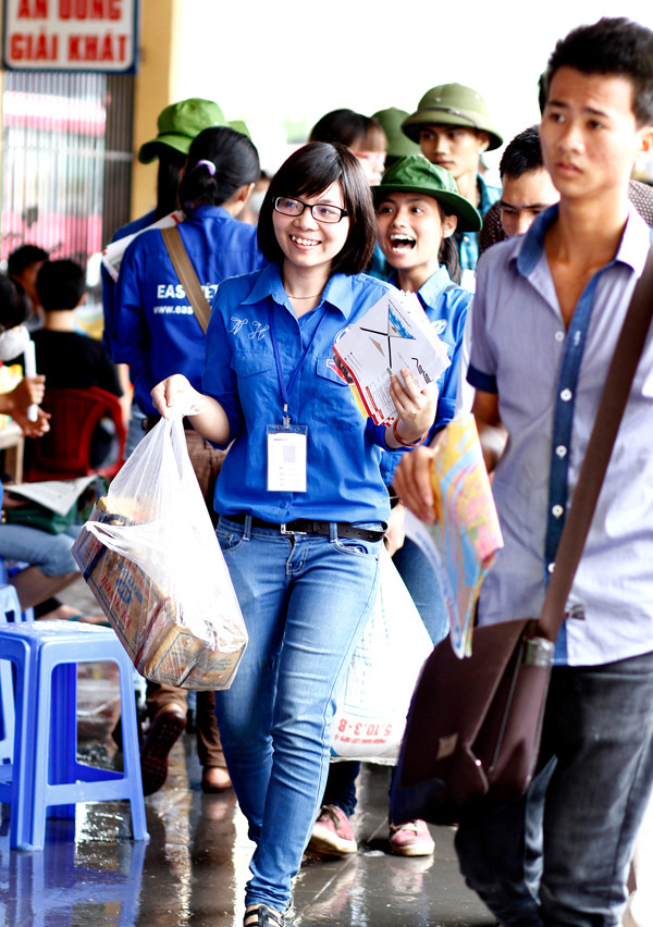 "Nụ cười tỏa nắng" của tình nguyện viên ngày mưa.