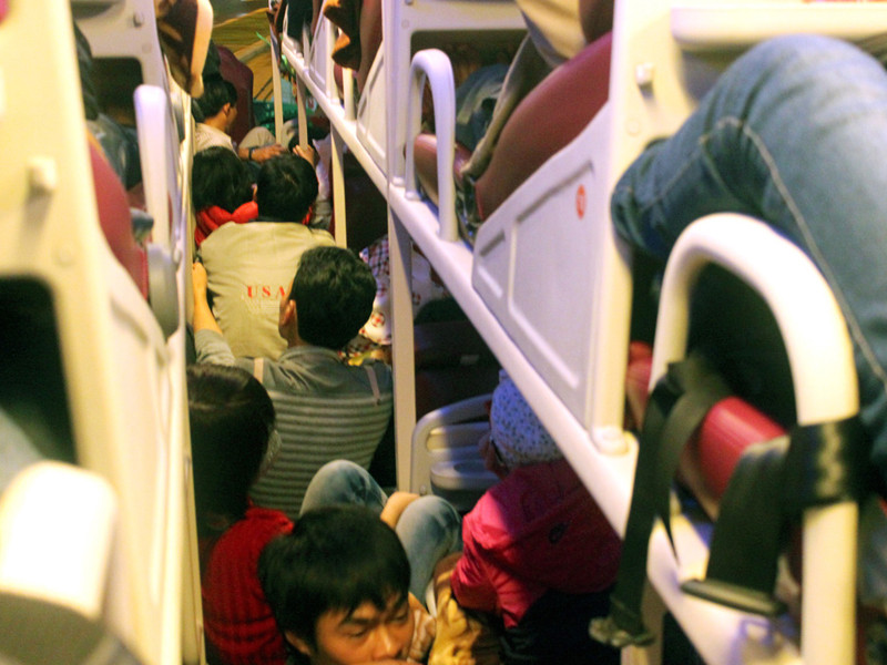 Xe khách Kim Chi nhồi khách hai bên đường luồng. Ảnh: Nguyễn Huy. Xe khách Kim Chi nhồi khách hai bên đường luồng. Ảnh: Nguyễn Huy