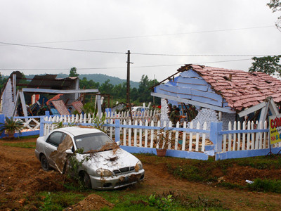 Nhà cửa đổ nát vì động đất